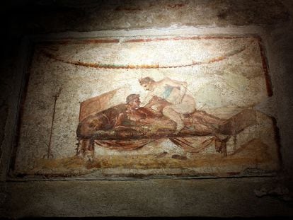 Pinturas eróticas con un grafiti en las ruinas de Pompeya.