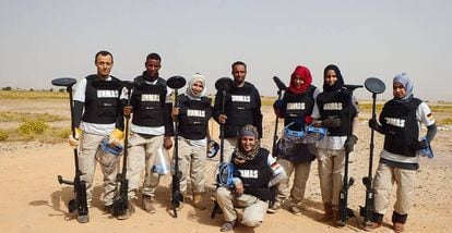 Iauguiha Mohamed (agachada), al frente de su equipo de desminadores en los territorios liberados del Sáhara Occidental.