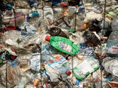 Plásticos apilados en la planta de reciclaje del grupo ALBA en Berlín (Archivo/ EFE)