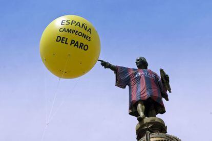 La estatua de Colón, durante la acción de esta mañana.