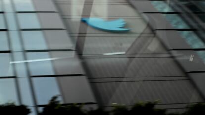Logo de Twitter de su sede en Market Street, en San Francisco (EE UU), reflejado en el cristal de un coche.