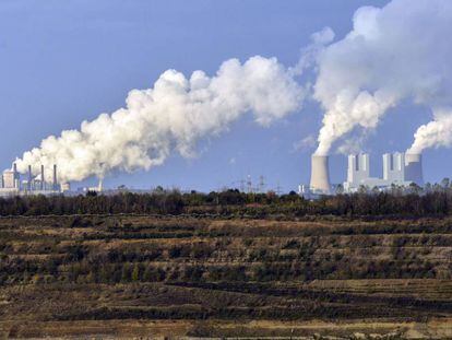 Vista de dos plantas de generación de electricidad con carbón en Hambach (Alemania).