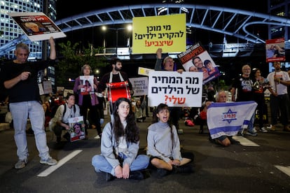 Un grupo de manifestantes pide la liberación de rehenes, el martes en Tel Aviv. 