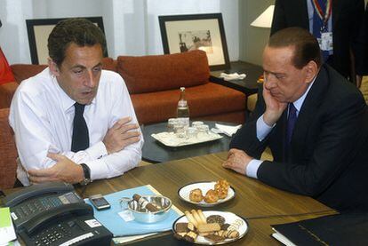 El presidente francés, Nicolas Sarkozy, y el primer ministro italiano, Silvio Berlusconi, ayer antes de la reunión de líderes europeos en Bruselas.