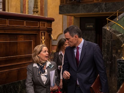 La vicepresidenta primera y ministra de Asuntos Económicos, Nadia Calviño, habla con el presidente del Gobierno, Pedro Sánchez, a su llegada al Congreso, el pasado miércoles.