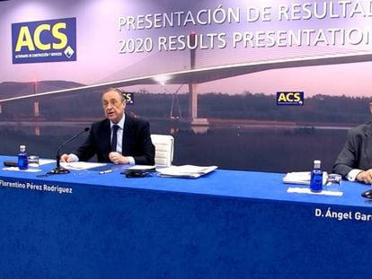 El presidente de ACS, Florentino Pérez, entre el CEO del grupo, Marcelino Fernández Verde, y el director general corporativo, Ángel García Altozano, esta mañana durante la presentación de los resultados de 2020.