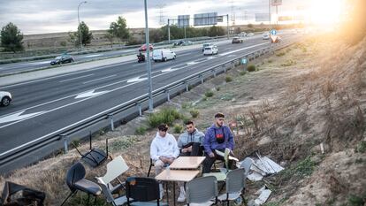 Reunión de Pedro (a la izquierda) y sus amigos en el arcén de la M-40 a la altura de su barrio, la Peseta.