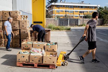 Food bank workers classify products in the Cerro Navia commune.