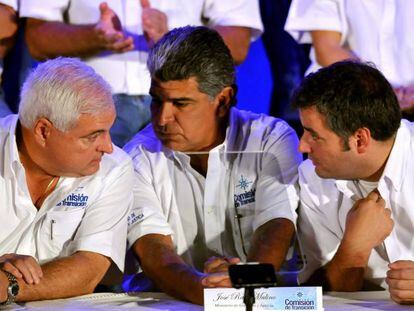 El presidente de Panamá, Ricardo Martinelli (izquierda), habla con los ministros José Raúl Mulino (centro), y Demetrio Papadimitriu (derecha), en mayo de 2009, en Ciudad de Panamá.