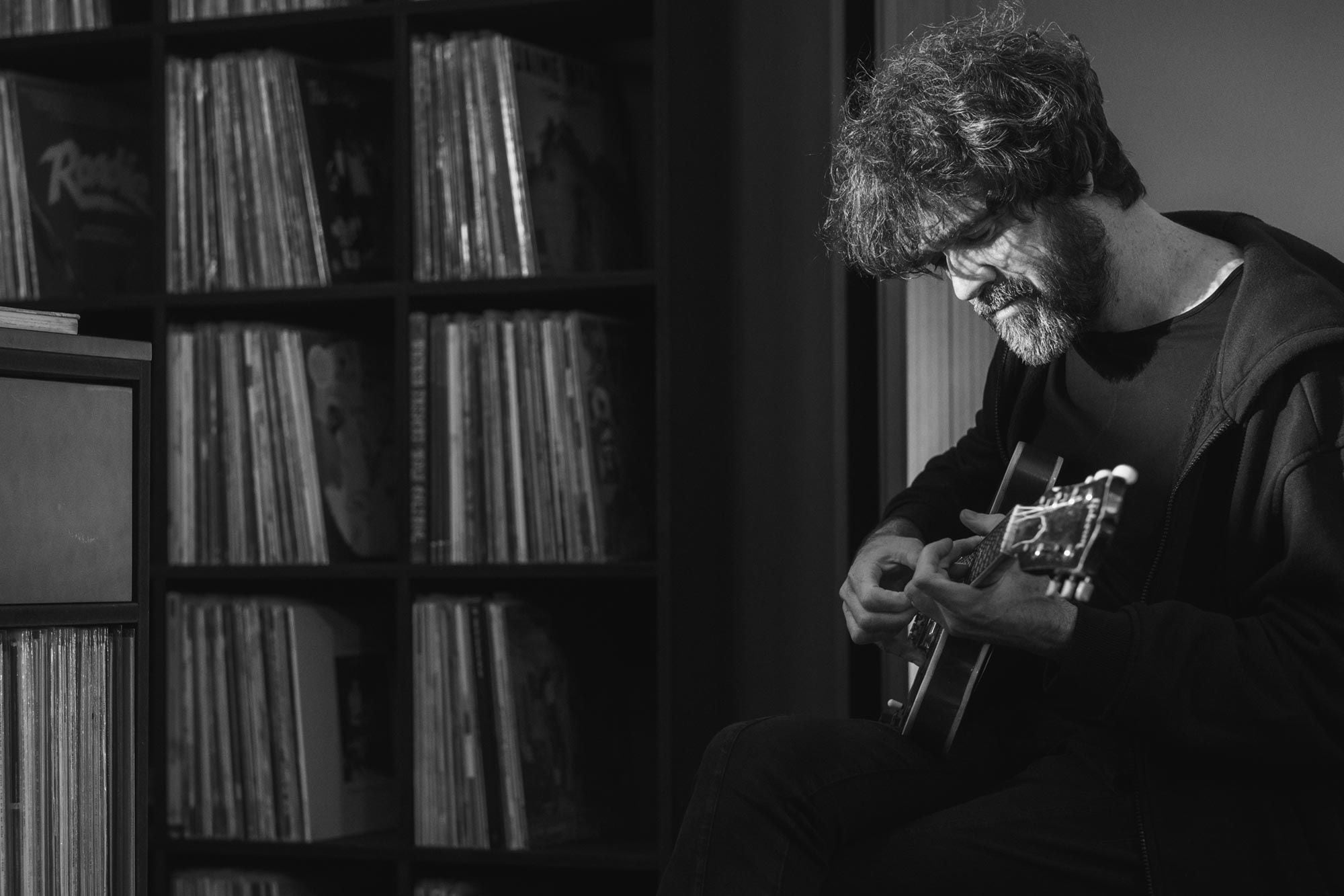 No es un disco: es una joya y la firma (en euskera) Gorka Urbizu