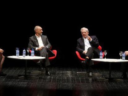 De izquierda a derecha, Pilar Reyes, Arturo Pérez-Reverte, Mario Vargas Llosa y Javier Marías, en los Teatros del Canal, en Madrid.