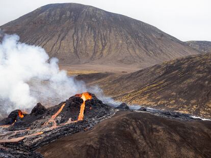 Lava flows from a volcano in Reykjanes Peninsula, Iceland March 20, 2021. REUTERS/NO RESALES. NO ARCHIVES