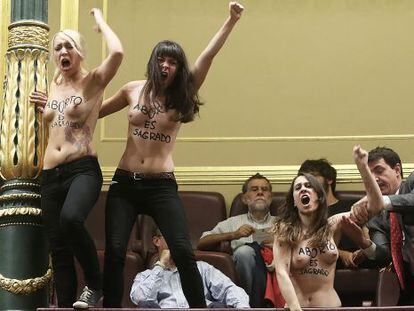 Las activistas de Femen irrumpen en el Congreso.