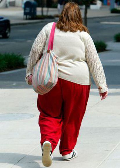 Una mujer obesa en una calle de EE UU.