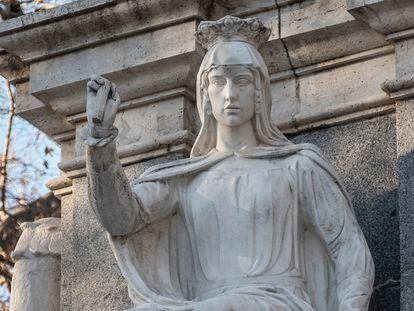 DVD 1090 (19/01/22) Parque del Retiro. Madrid.Detalle de Isabel La Católica a la que se le ha caído la cruz que sostenía en la mano derecha, en el Monumento a CubaDavid Expósito
