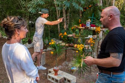 Esta vez el ritual va dirigido para uno de los amigos de la familia de turistas. Las flores, las plantas, la comida y una fotografía del difunto protagonizan la ceremonia dirigida por el sacerdote maya local, Maximiliano May Nahuat.