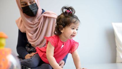 La niña Ayla Bashir y su madre, Sobia Qureshi, en un hospital de Ottawa (Canadá).