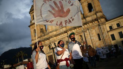 Exguerrilleros de las FARC participan en una marcha en Bogotá para exigir protección, el pasado 1 de noviembre. En vídeo, la violencia que viven los excombatientes.