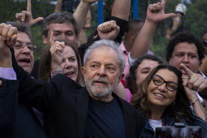 El 10 de junio de 2019, la revista 'The Intercept' filtró una serie de documentos en los que se revelaba que Sérgio Moro había ordenado a la Fiscalía que incriminara a Lula. El expresidente fue declarado inocente el 3 de julio de 2019. En la imagen, Lula tras su liberación, en Curitiba, el 8 de noviembre de 2019.