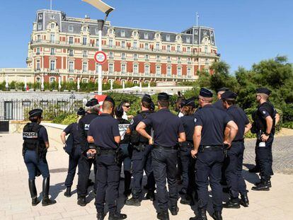 Policías franceses en los alrededores de la sede la cumbre del G7 en Biarrtiz.