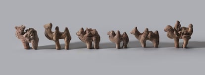 Seis figuras de camellos. Khotan, Xinjiang, Yotkan, siglos II-III. Terracota.