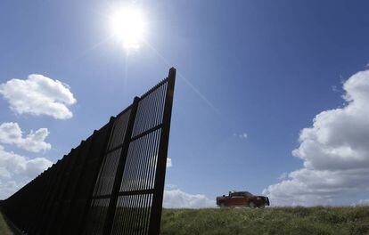 La valla fronteriza entre Estados Unidos y México, vista desde Brownsville (Texas).