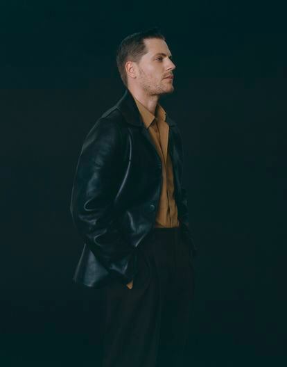 Jaime Olías. El actor, director y guionista, que este verano estrenó en HBO 'Cómo mandarlo todo a la mierda', con camisa y chaqueta de Sandro y pantalón de Hermès.