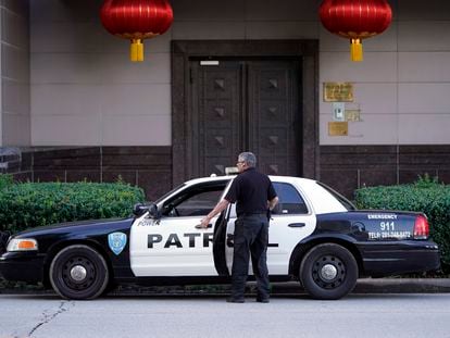 Un policía, frente a la puerta del consulado chino en Houston (Texas), este miércoles.