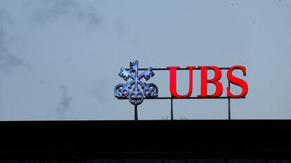Logo del banco UBS en una sede de Zúrich.