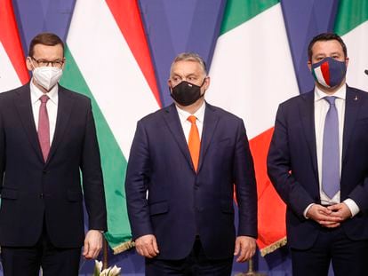 De izquierda a derecha, Mateusz Morawiecki, Viktor Orbán y Matteo Salvini, este jueves en Budapest.