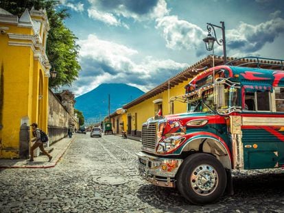 Una calle de Antigua, en Guatemala, con el volc&aacute;n de Agua al fondo.