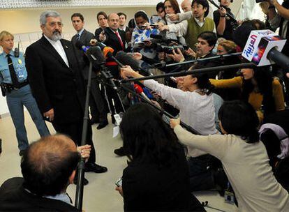 El embajador iraní ante el OIEA, Ali Asghar Soltanieh, comparece ante la prensa ayer en Viena.