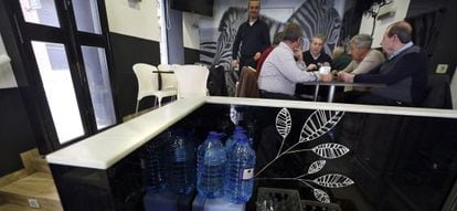 Garrafas de agua en el interior de un bar en Alzira.