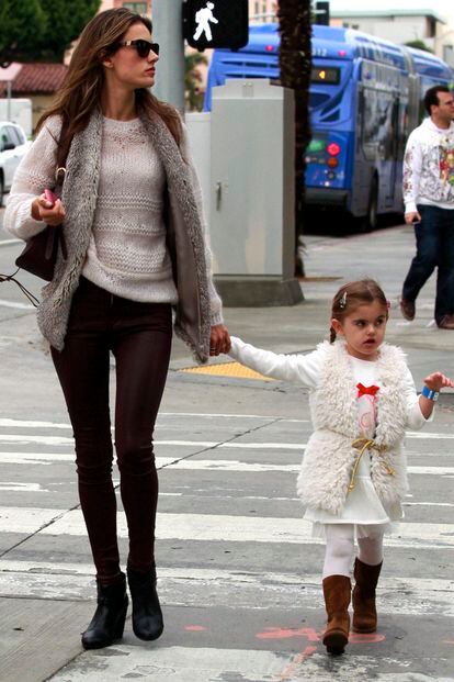 Entre las celebrities hay una norma no escrita de vestirse igual que sus niñas. Un ejemplo es esta foto de Alessandra Ambrosio junto a su pequeña Anja luciendo chaleco de pelo.