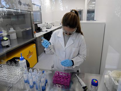 Una investigadora trabaja en Buenos Aires con la vacuna desarrollada por AstraZeneca y la Universidad de Oxford.