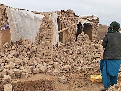 Un residente del distrito de Qadis, junto a una casa dañada, en la provincia de Badghis, epicentro del terremoto del pasado 17 de enero.