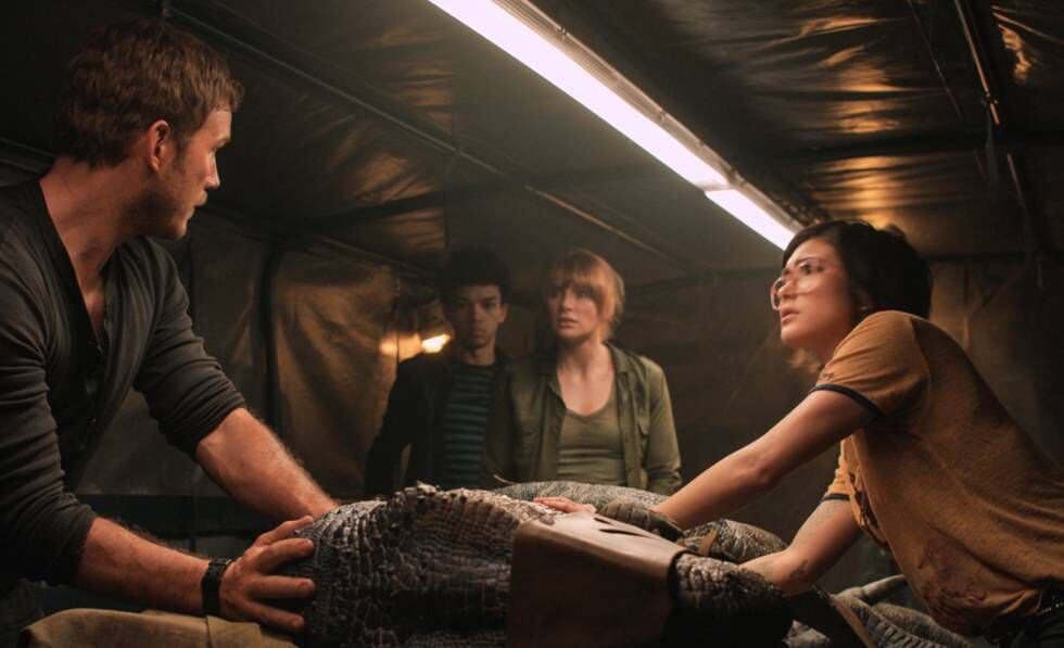 A la derecha, la paleoveterinaria Zia Rodríguez, interpretada por Daniella Pineda, en 'Jurassic World: el reino caído'.