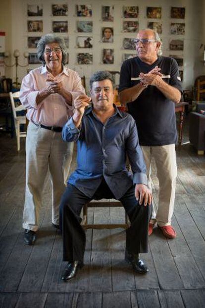 De izquierda a derecha, Alonso Nuñez 'Rancapino', Jose Menese (sentado), y Fernando de la Morena, durante el encuentro en Sevilla.