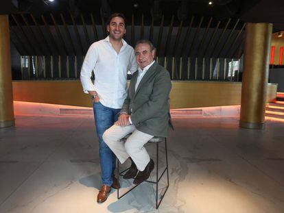 Pablo Trapote y su padre Pedro, en la sala Teatro Barceló de Madrid. 