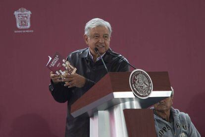 López Obrador muestra la Cartilla Moral.