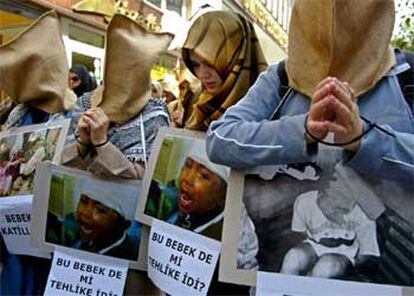 Manifestación en Estambul contra la ocupación estadounidense y británica en Irak.