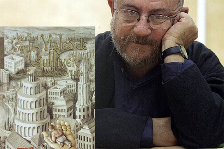 Guillermo Pérez Villalta posa junto a una de sus ilustraciones para <i>Los viajes de Gulliver,</i> de Jonathan Swift<i>. </i>