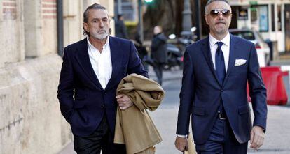 El cap de la trama Gürtel, Francisco Correa, a l'esquerra, arribant al Tribunal Superior de Justícia valencià.