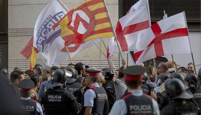 Mossos d'Esquadra rodeando a la veintena de ultras