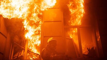 Un edificio en llamas, tras un bombardeo en Odesa esta madrugada.