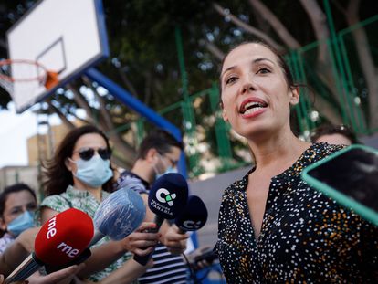 La alcaldesa de Santa Cruz de Tenerife, Patricia Hernández, este lunes en unas instalaciones deportivas.