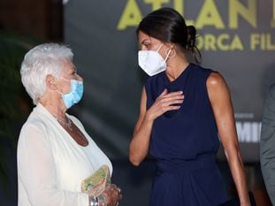 La reina Letizia junto a la actriz Judi Dench en la clausura de la 11ª edición del Atlàntida Mallorca Film Fest 2021, el 1 de agosto de 2021. En vídeo, imágenes de la entrega de premios.