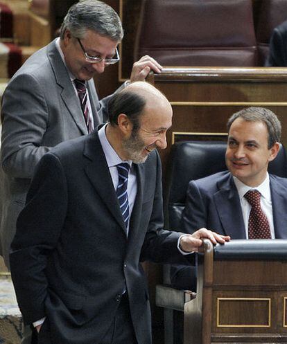 Alfredo Pérez Rubalcaba, delante de José Blanco, pasa junto a Zapatero en el Congreso, en 2006.