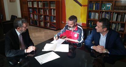Gordillo (centro) firma su renuncia al esca&ntilde;o junto a Gracia y Castro.