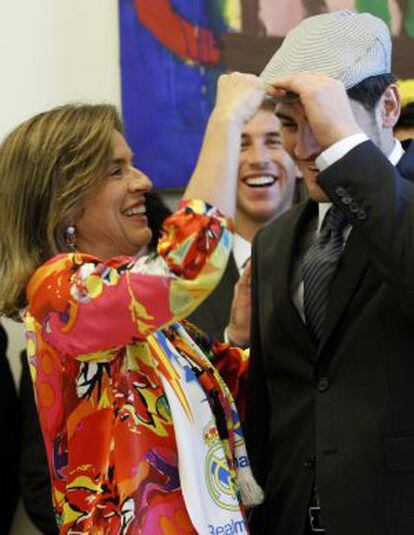 Iker Casillas, se coloca una gorra de chulapo que le entreg&oacute; la alcaldesa de Madrid, Ana Botella, durante la recepci&oacute;n del Ayuntamiento al equipo por la consecuci&oacute;n del t&iacute;tulo de la Liga 